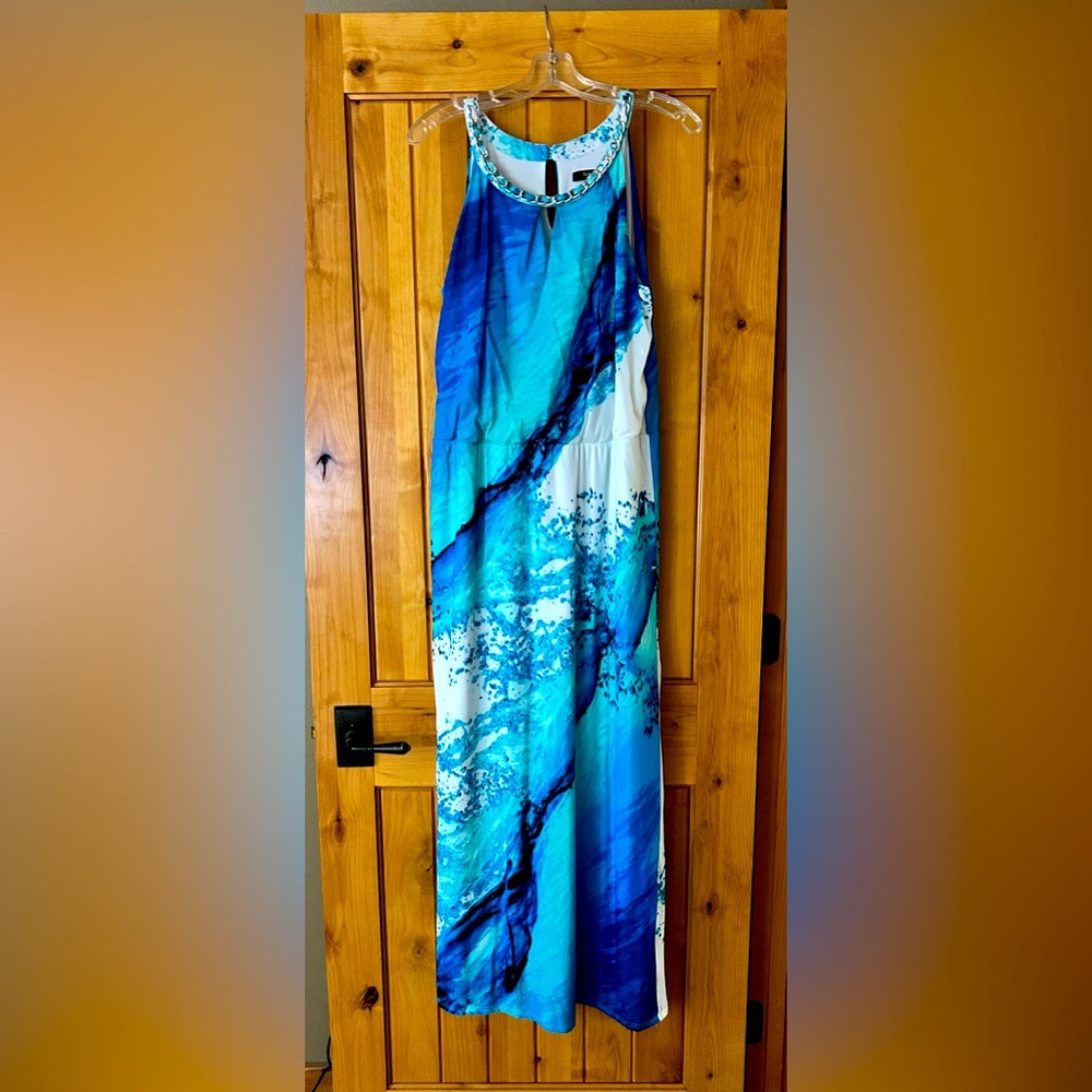Stunning & Flattering Maxi Dress in EUC💙💚🤍